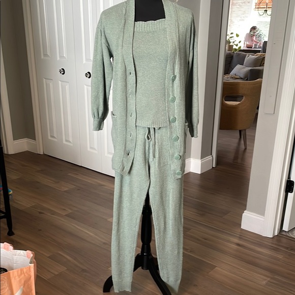 LC Lauren Conrad 4 piece sweater set (Cardigan, tank, joggers, shorts) - Picture 1 of 9